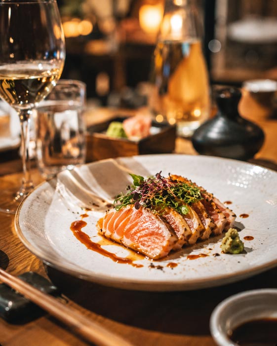 Table dressée avec verres à vin dans un restaurant japonais haut de gamme, réservez votre table chez RAKU